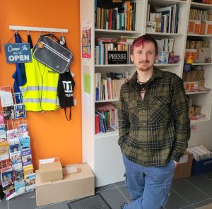 Malte im Büro der JPN.